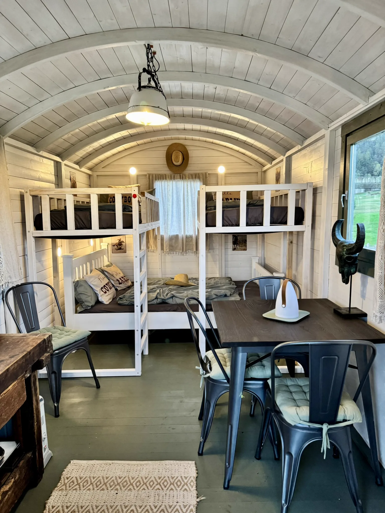 Doppelbett, zwei Hochbetten und Essbereich im Cowboywagen