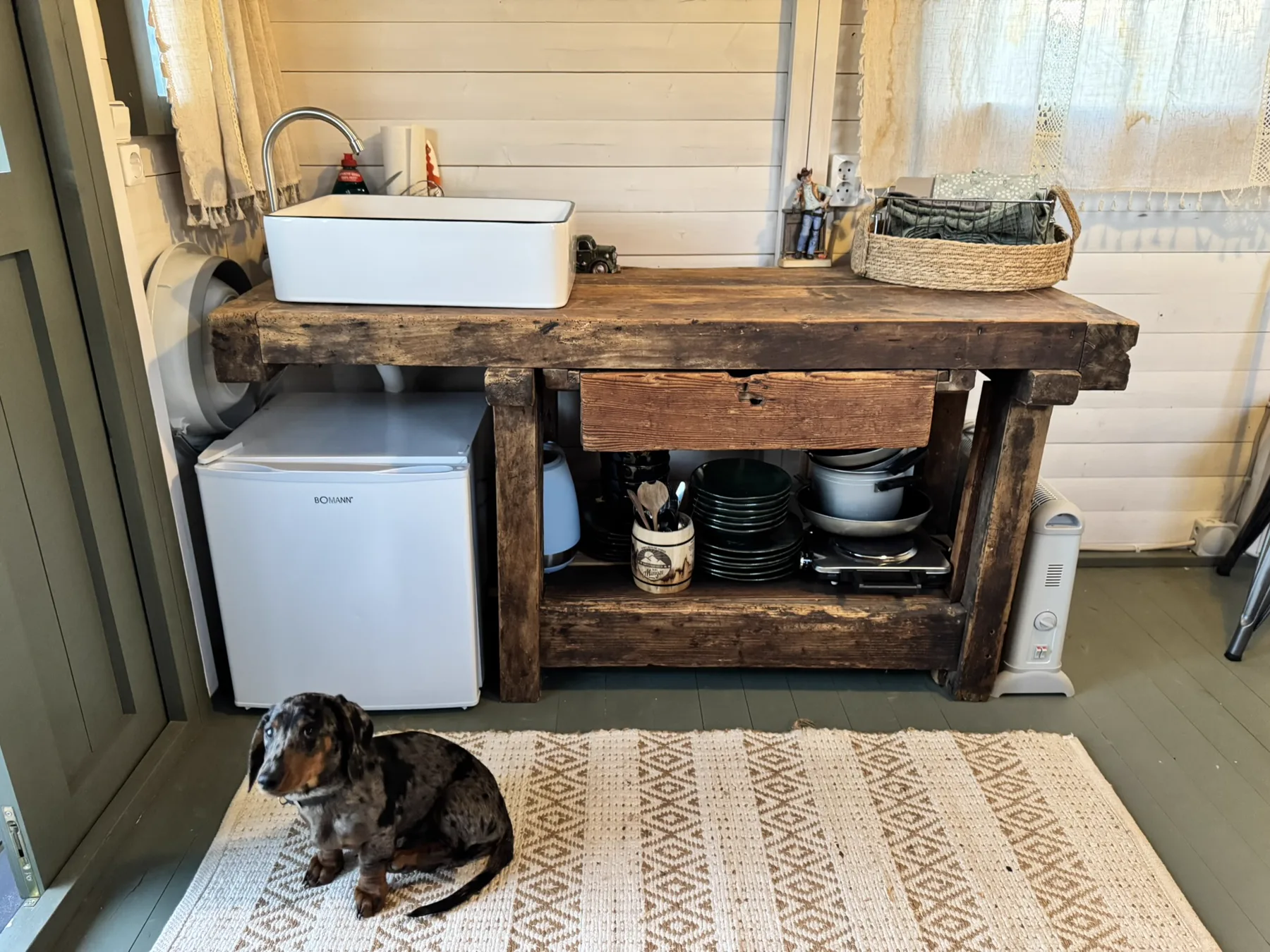 Kleine Küche im Cowboywagen mit Herd, Wasserkocher, Kühlschrank und Geschirr