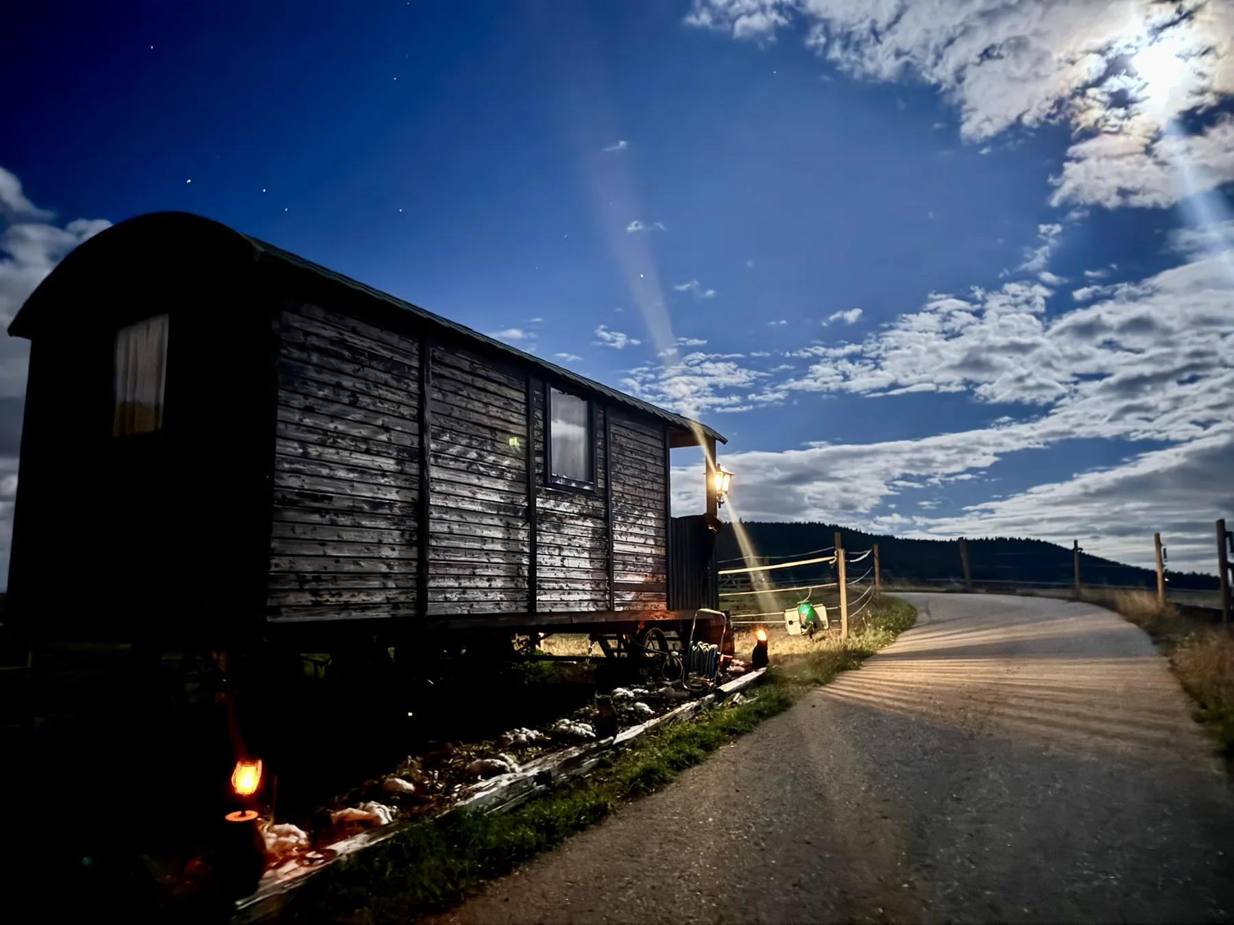 Beleuchteter Cowboywagen der Dark Creek Ranch im Schwarzwald