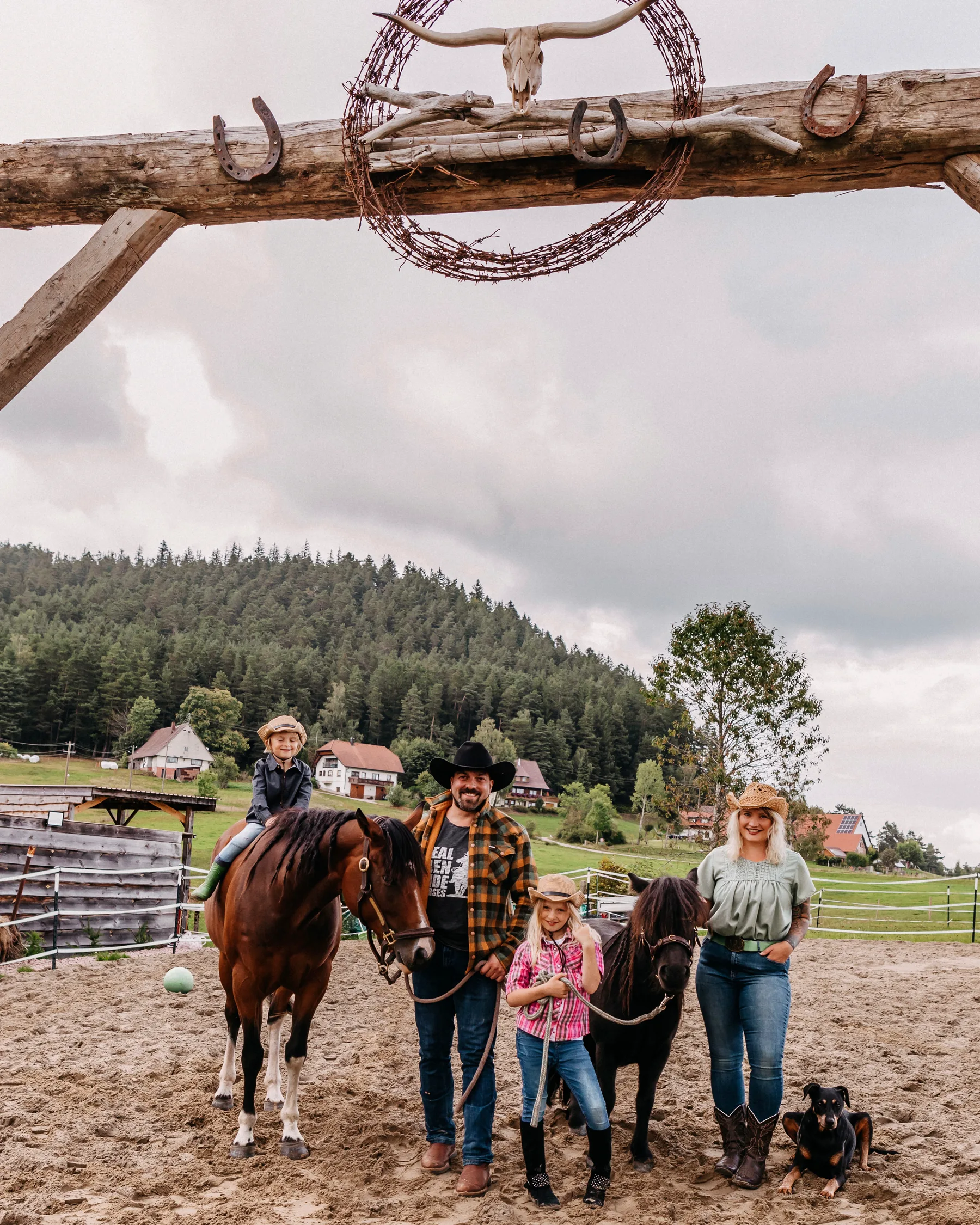 Familie der Dark Creek Ranch mit ihren Pferden in Lauterbach